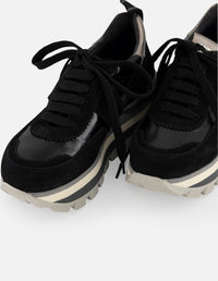 Tenis negro de ante de mujer con detalles de charol