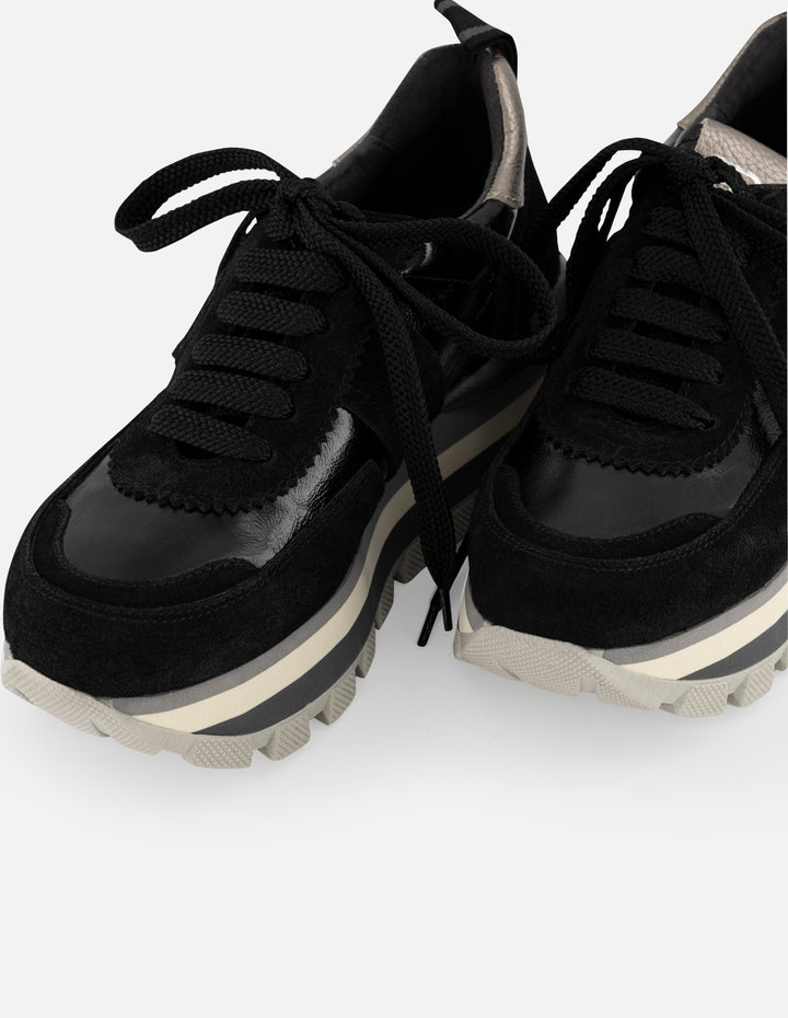 Tenis negro de ante de mujer con detalles de charol