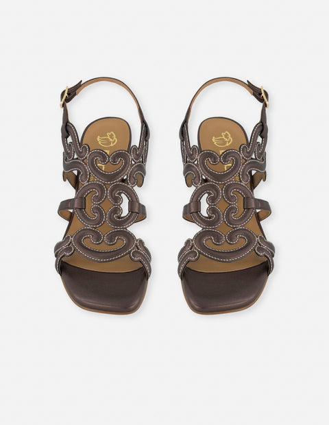 Sandalias café piel metalizada para mujer con formas curvas