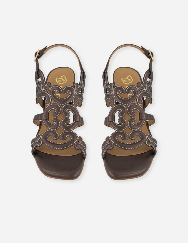 Sandalias café piel metalizada para mujer con formas curvas