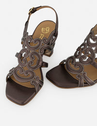 Sandalias café piel metalizada para mujer con formas curvas