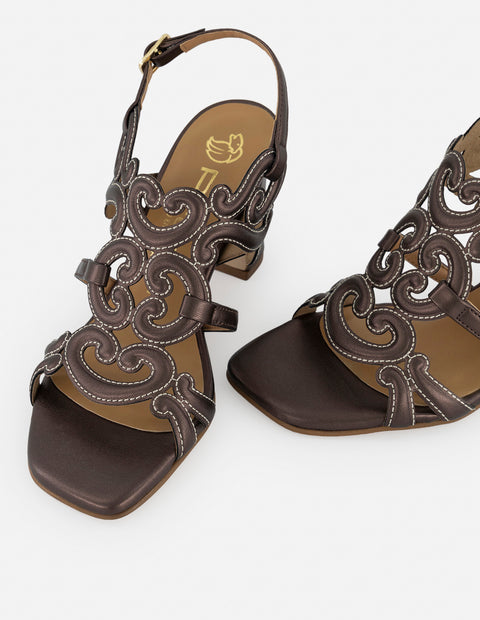 Sandalias café piel metalizada para mujer con formas curvas