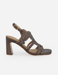 Sandalias café piel metalizada para mujer con formas curvas