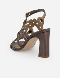 Sandalias café piel metalizada para mujer con formas curvas