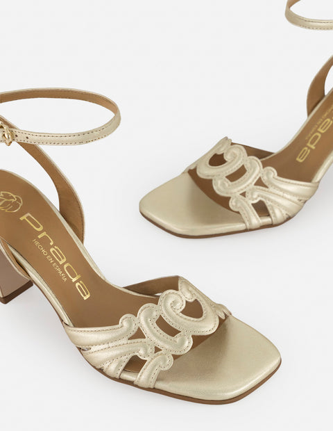 Sandalias color dorado en piel metalizada con formas curvas