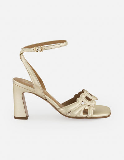 Sandalias color dorado en piel metalizada con formas curvas