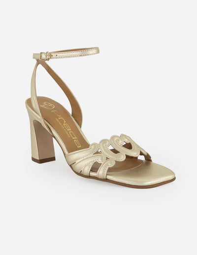 Sandalias color dorado en piel metalizada con formas curvas