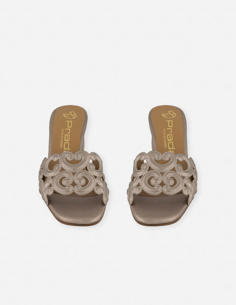 Mule color beige en piel metalizada con formas curvas