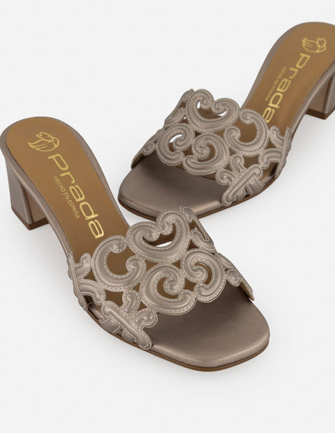 Mule color beige en piel metalizada con formas curvas