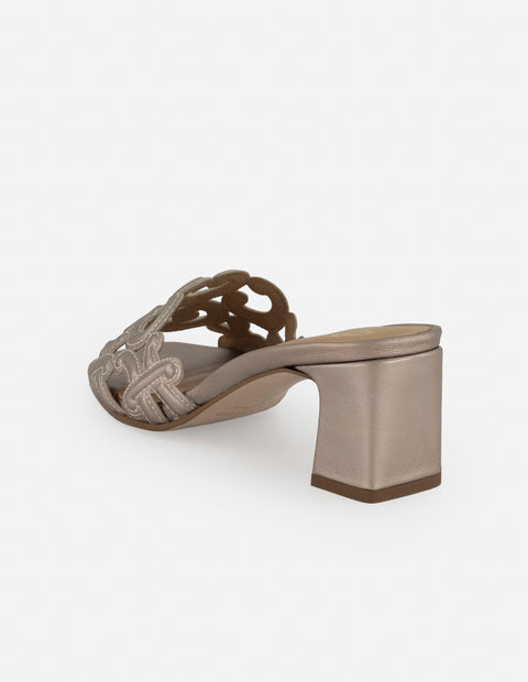 Mule color beige en piel metalizada con formas curvas