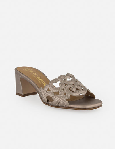 Mule color beige en piel metalizada con formas curvas