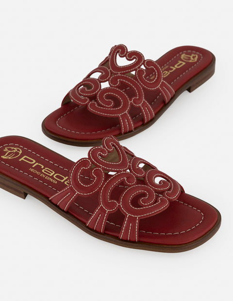 Sandalias color rojo en piel con formas curvas