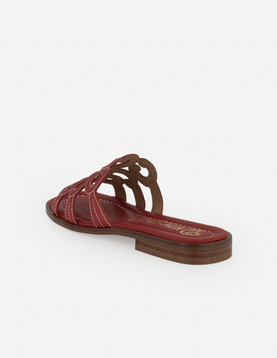 Sandalias color rojo en piel con formas curvas