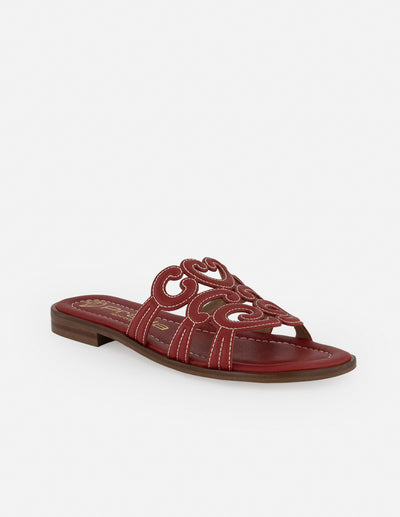 Sandalias color rojo en piel con formas curvas