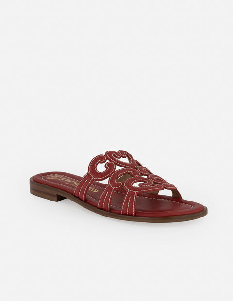 Sandalias color rojo en piel con formas curvas