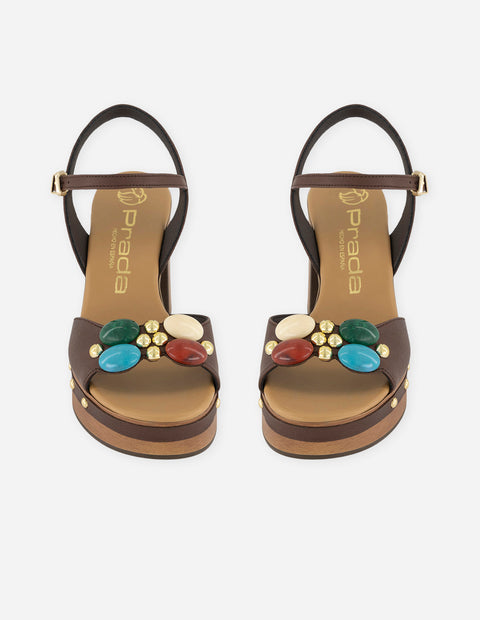 Sandalias color café con pedrería y plataforma alta