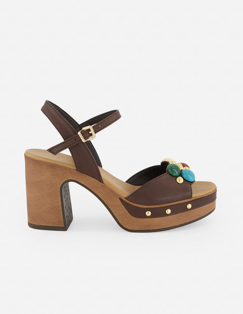 Sandalias color café con pedrería y plataforma alta