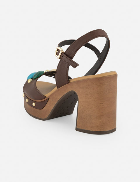 Sandalias color café con pedrería y plataforma alta