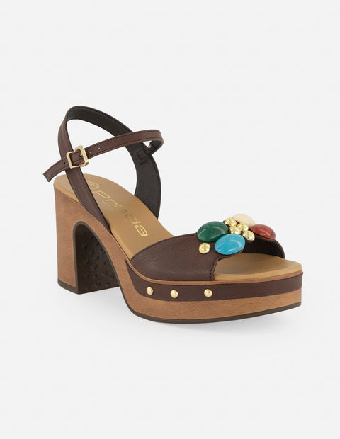 Sandalias color café con pedrería y plataforma alta