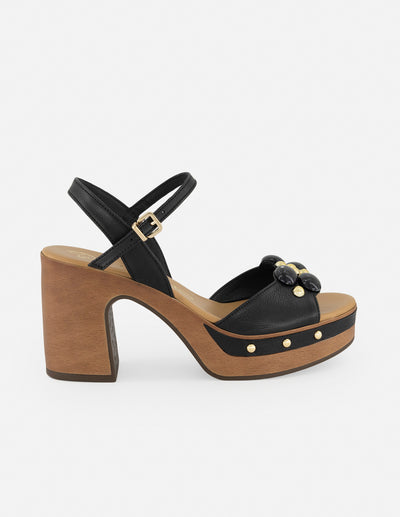 Sandalias color negro con pedrería y plataforma alta