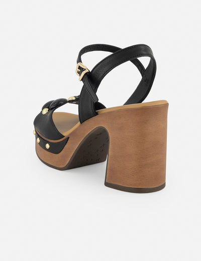 Sandalias color negro con pedrería y plataforma alta