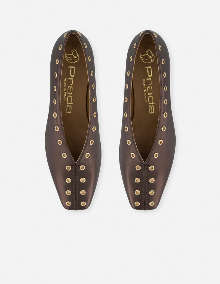Flats café en piel metalizada para mujer con ojillos decorativos