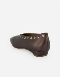 Flats café en piel metalizada para mujer con ojillos decorativos