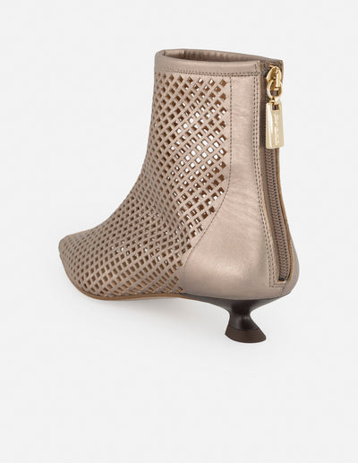 Botines color dorado en piel picada para mujer con diseño tipo malla