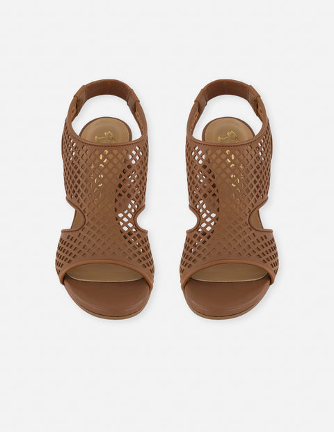 Sandalias café en piel picada para mujer con patrón tipo malla