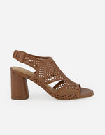 Sandalias café en piel picada para mujer con patrón tipo malla