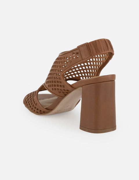 Sandalias café en piel picada para mujer con patrón tipo malla