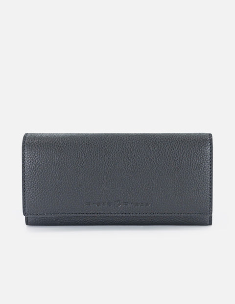 Monedero negro en piel con relieve y broche dorado