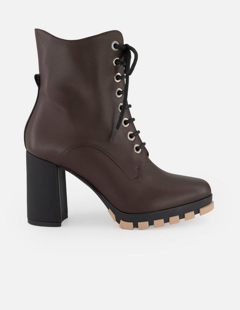 Botines café piel para mujer con ojillos metálicos