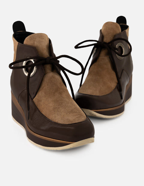 Botines café ante charol para mujer con combinación de materiales