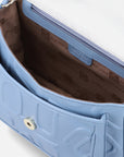 Bolso bandolera con solapa en piel grabada color azul