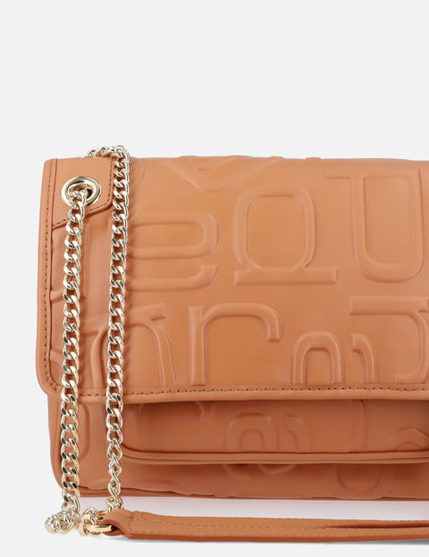 Bolso bandolera con solapa en piel grabada color cuero