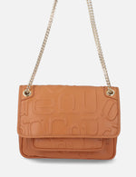 Bolso bandolera con solapa en piel grabada color cuero
