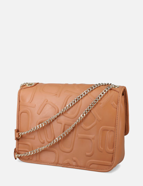 Bolso bandolera con solapa en piel grabada color cuero
