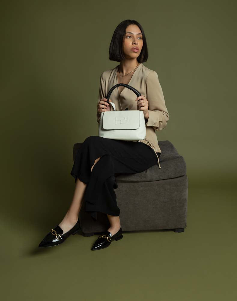 Bolso satchel en piel napa color blanco y solapa grabada con  logo Pd para mujer