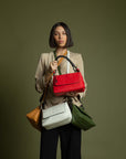 Bolso satchel en piel napa color rojo y solapa grabada con  logo Pd para mujer