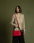 Bolso satchel en piel napa color rojo y solapa grabada con  logo Pd para mujer