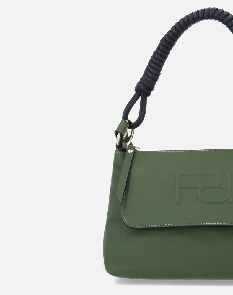 Bolso satchel en piel napa color verde y solapa grabada con  logo Pd para mujer