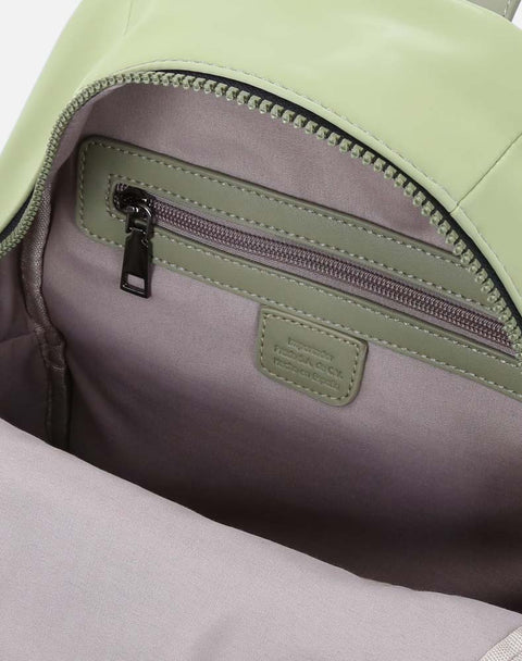 Mochila en textil color verde efecto tornasol y doble cierre frontal con etiqueta de goma al frente unisex