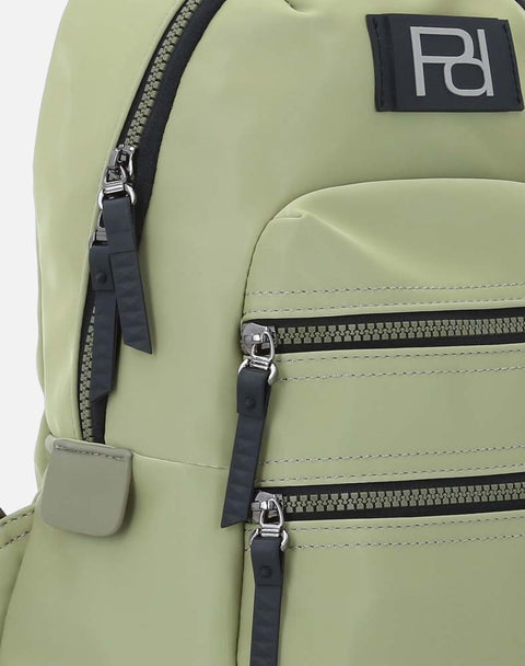 Mochila en textil color verde efecto tornasol y doble cierre frontal con etiqueta de goma al frente unisex