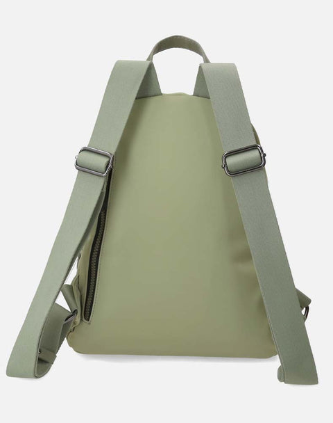 Mochila en textil color verde efecto tornasol y doble cierre frontal con etiqueta de goma al frente unisex