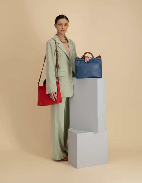 Bolso bandolera con grabado Pd al frente en color azul para mujer