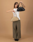 Bolso trapecio de piel color beige para mujer