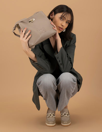 Bolso de hombro de piel color beige para mujer con detalle Pd