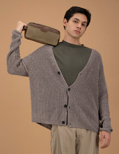 Neceser en textil color kaki con detalles en piel color marrón para hombre.