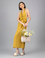 Bolso de mano de piel color blanco para mujer con detalles color dorado